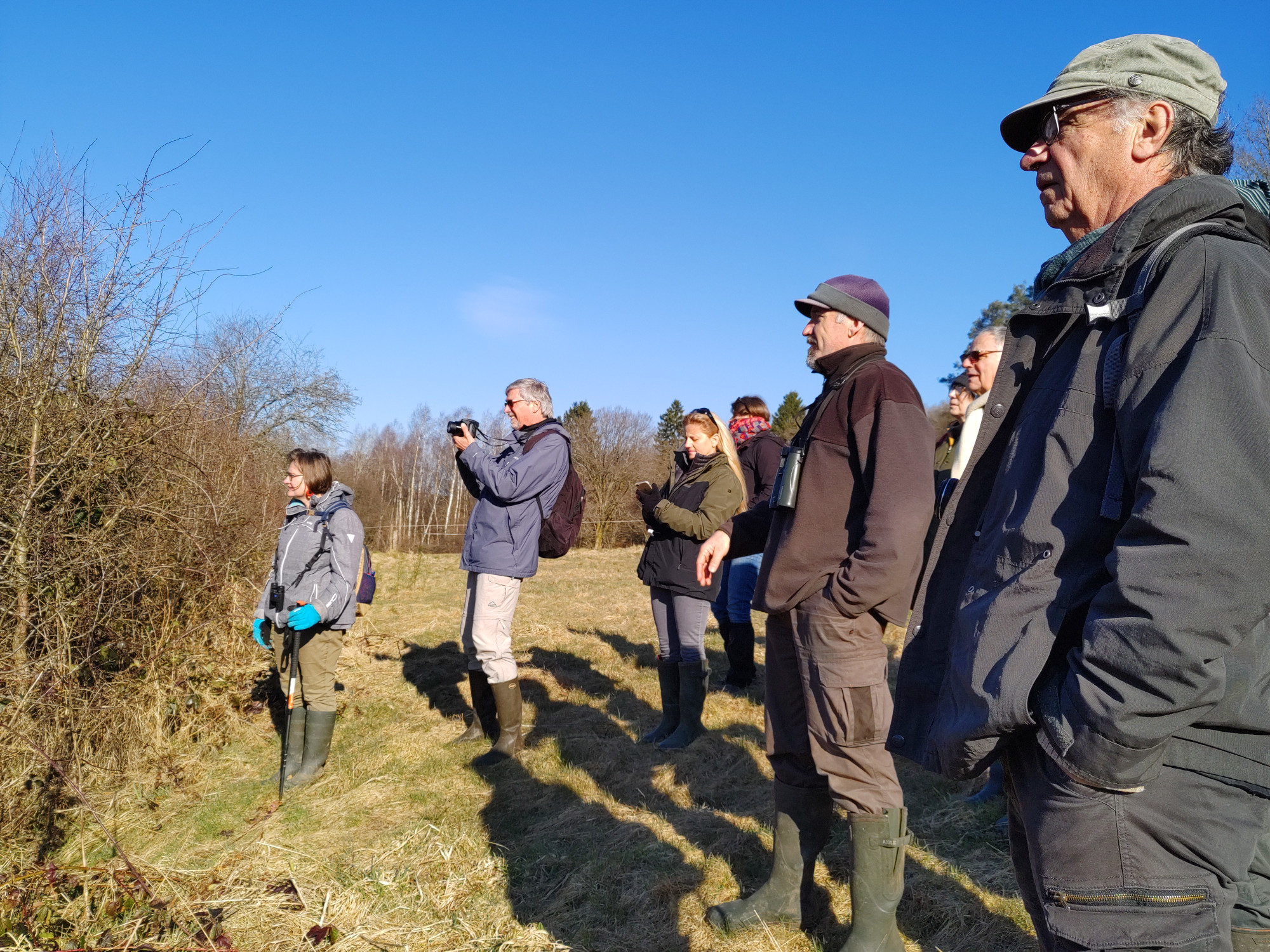 L'équipe de l'association en train d'observer un site dans les Ardennes
