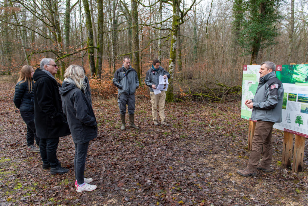 Des membres de l'équipe de l'association rencontrent des agents du Parc National des Forêts