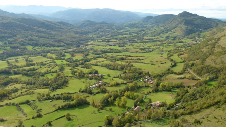 Une vallée couverture de champs est entrecoupées de haies bocagères continues, découpant le paysage de trames arborées